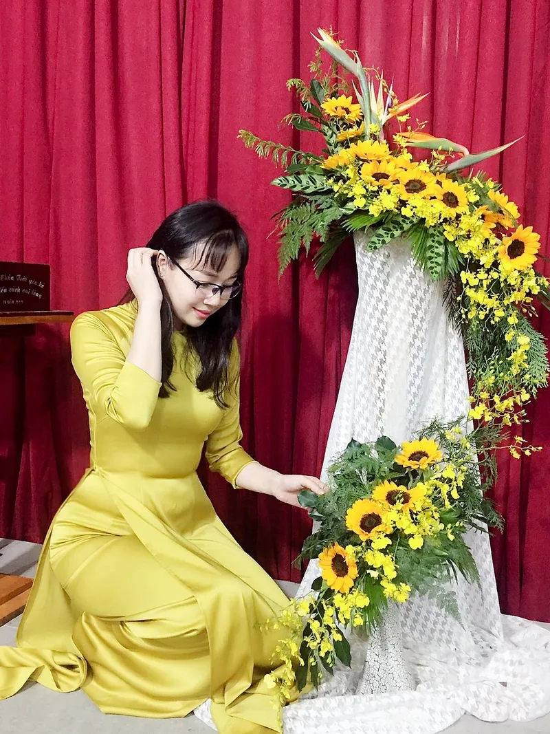 Áo dài vàng nữ tôn dáng phù hợp nhiều độ tuổi