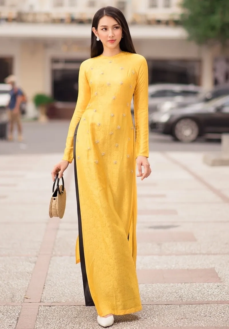 Bộ sưu tập áo dài vàng đẹp cho mọi dịp quan trọng