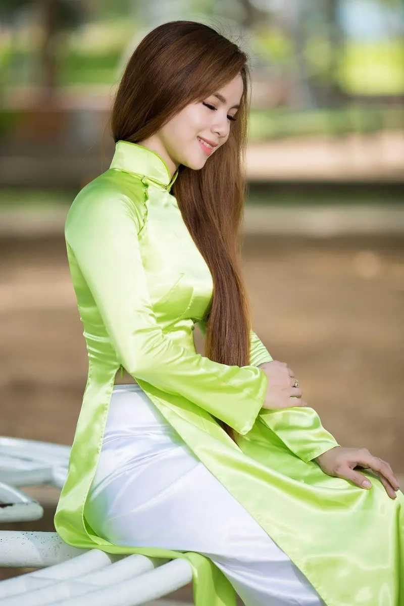 Sự tươi mới lan tỏa khi diện áo dài xanh lá tinh khôi