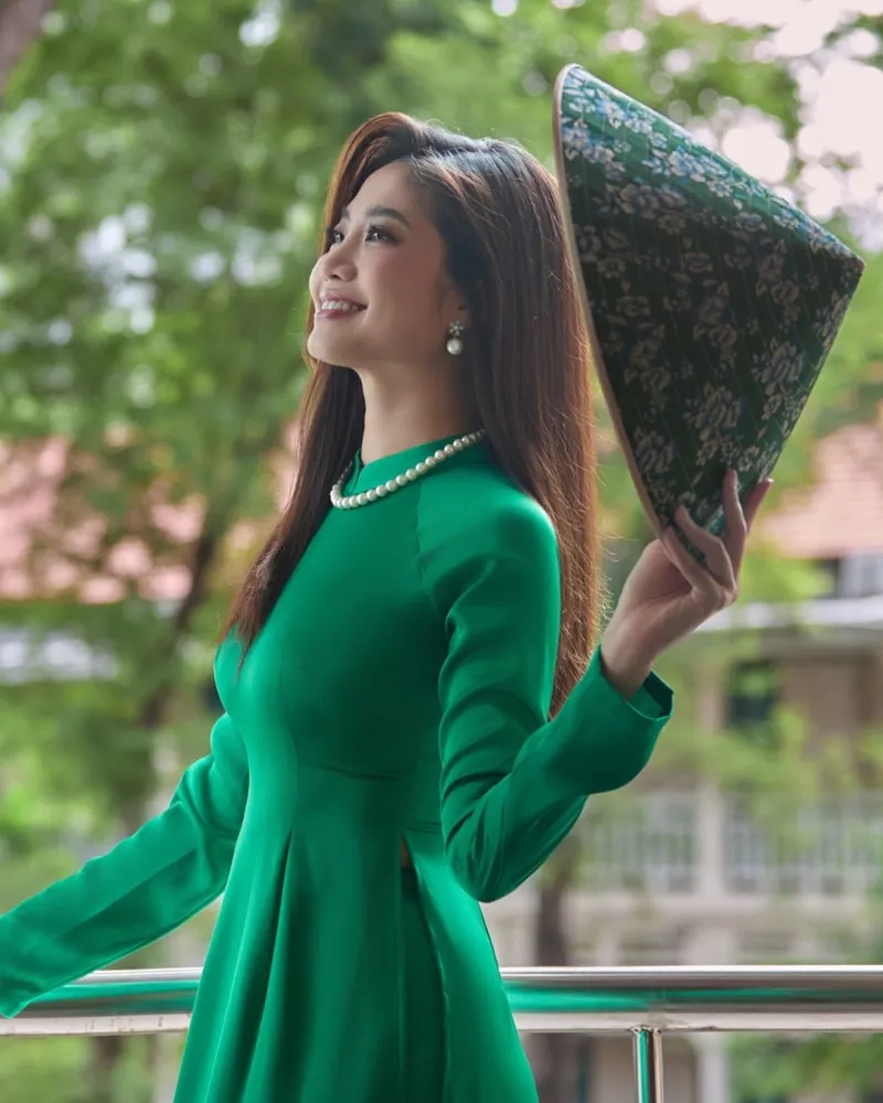 Khoảnh khắc thiêng liêng thêm đẹp với áo dài xanh cưới