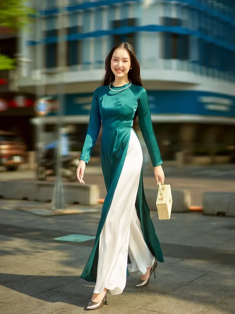 Vẻ đẹp tối giản tạo dấu ấn với áo dài xanh trơn