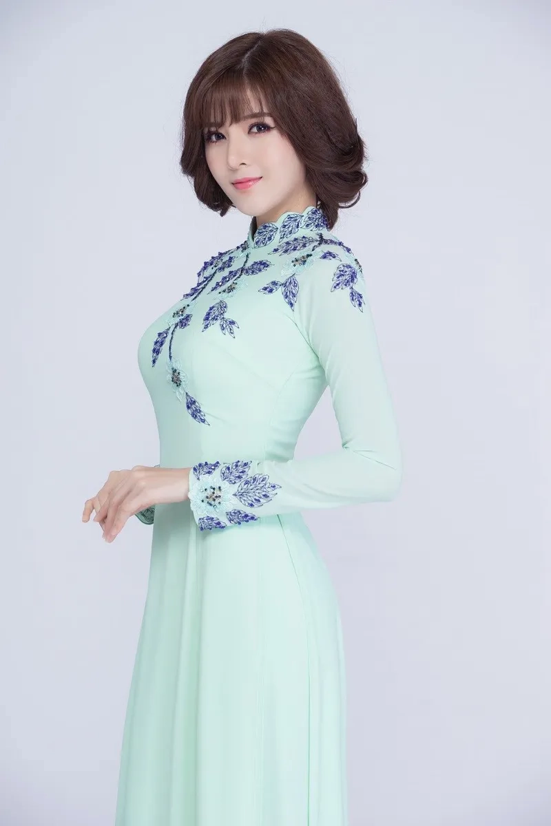 Sự phá cách tinh tế trong áo dài xanh cách tân mới