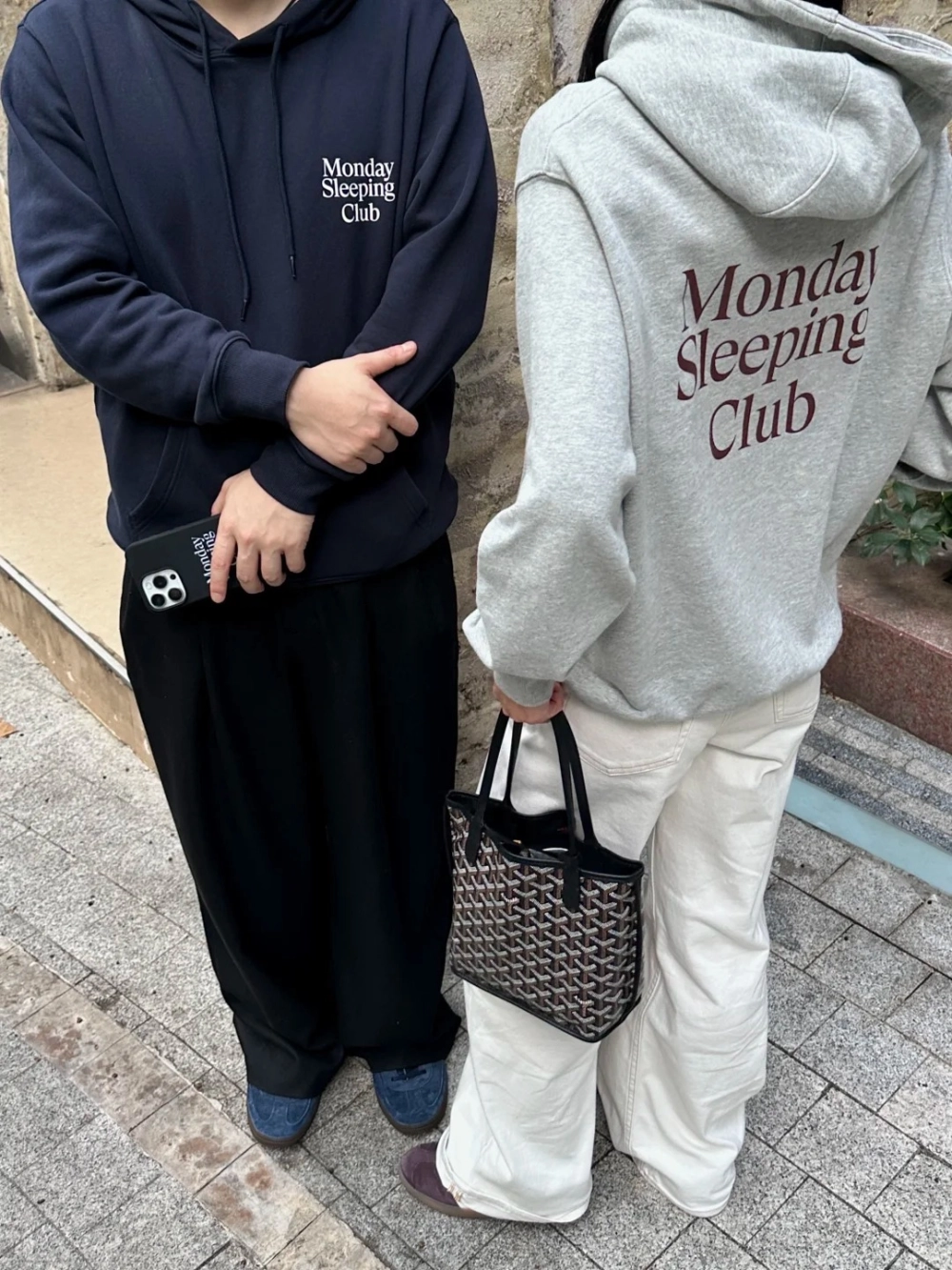 Cặp đôi tối giản với áo hoodie cặp màu đen trắng cơ bản