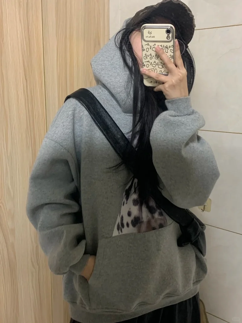 Màu trung tính dễ phối cùng áo hoodie form rộng màu trung tính