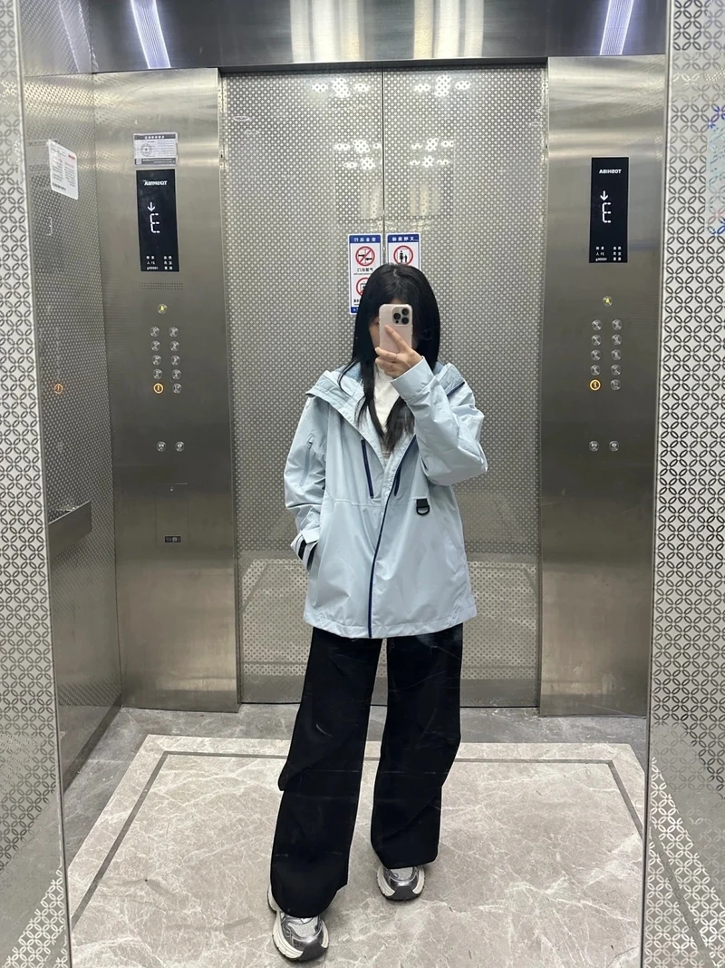 Cá tính đường phố với áo khoác dù streetwear