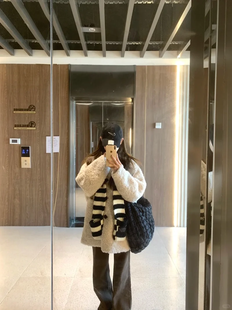 Mix đồ chuẩn trend với áo khoác lông cừu phối đồ