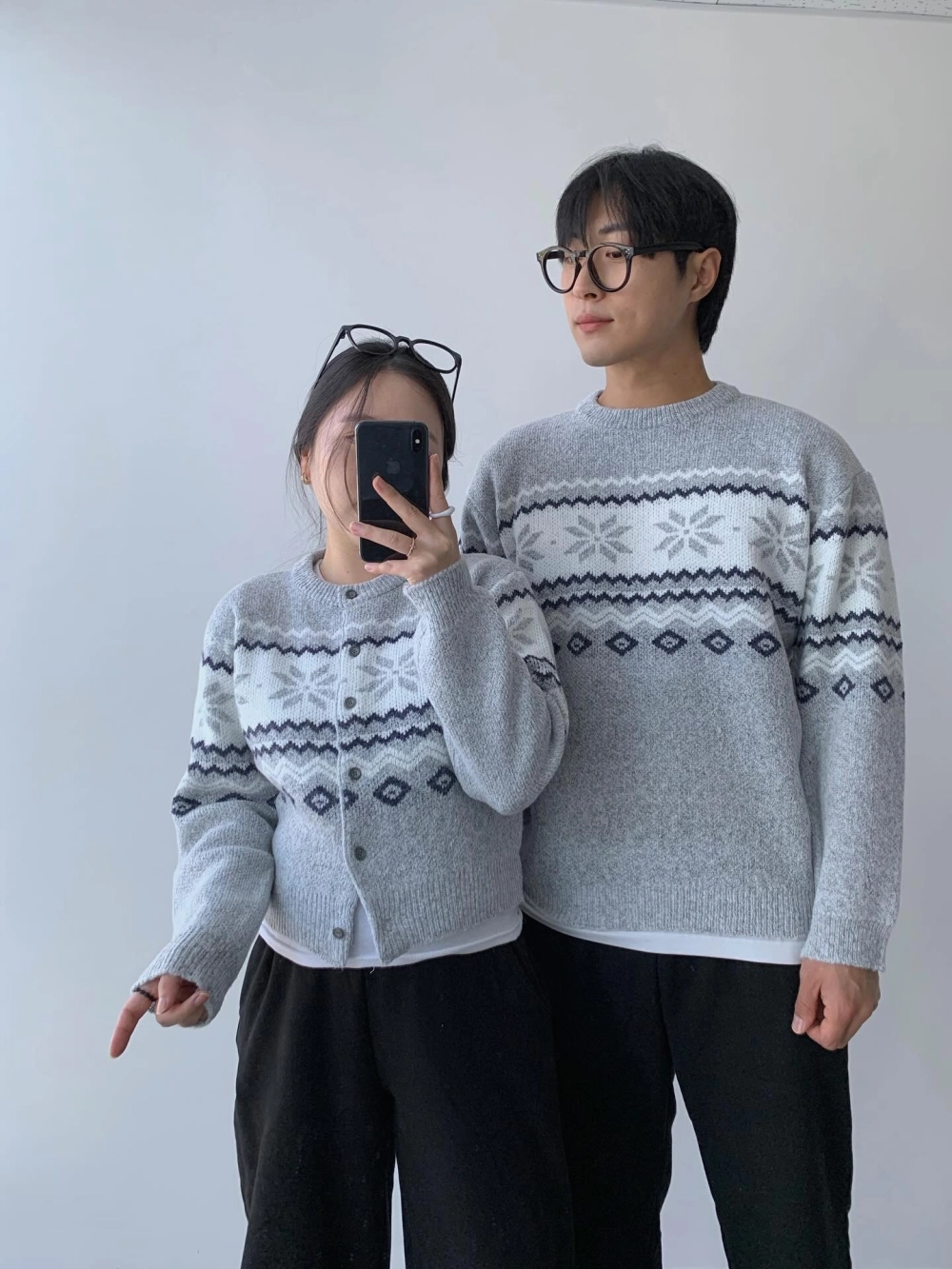 Áo len đôi thêu hình ngựa độc đáo tạo điểm nhấn ấn tượng