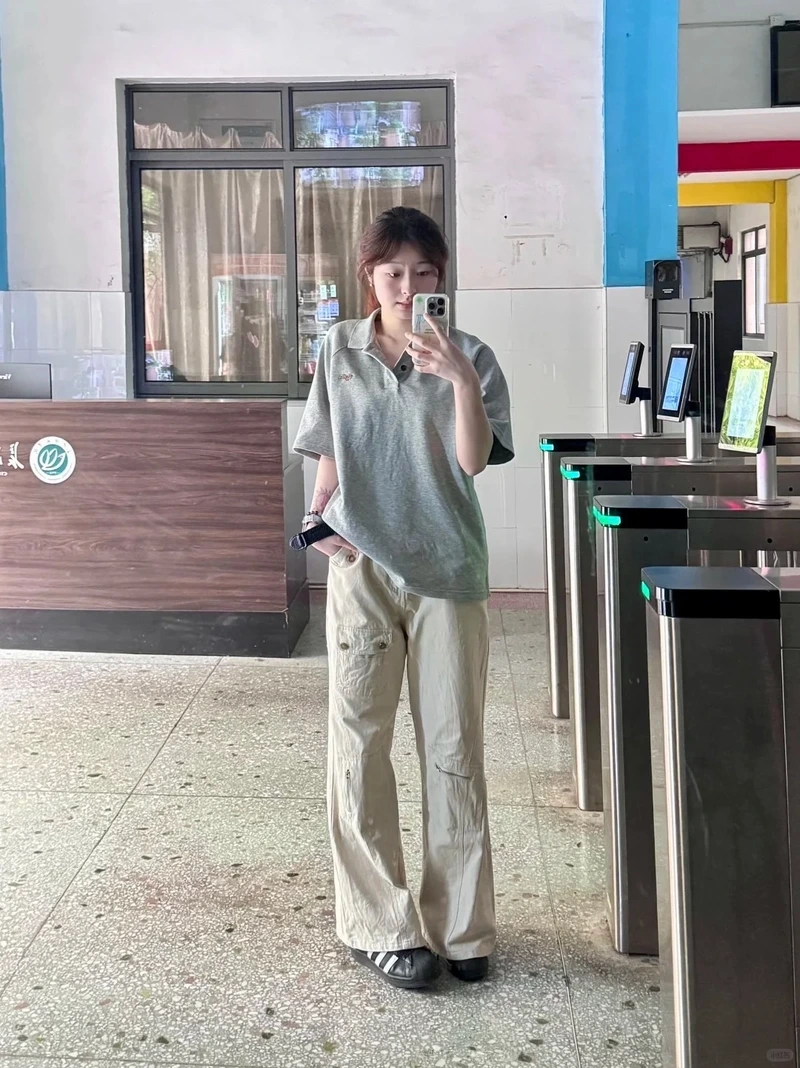 Mix match nhanh với áo polo form rộng dễ phối đồ