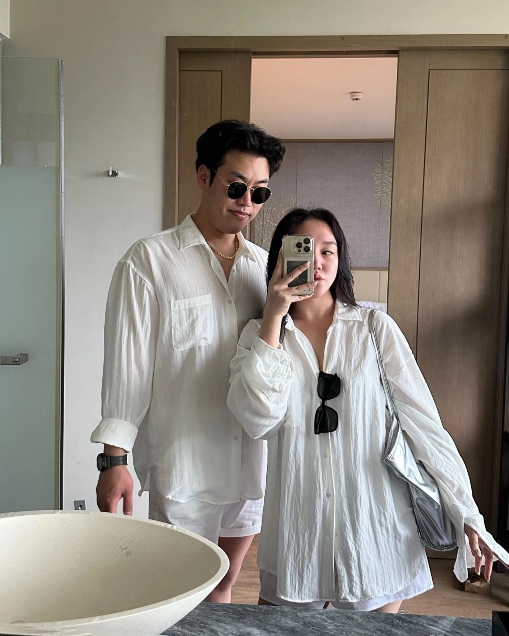 Áo sơ mi cặp họa tiết hoa lá tết rực rỡ sắc xuân