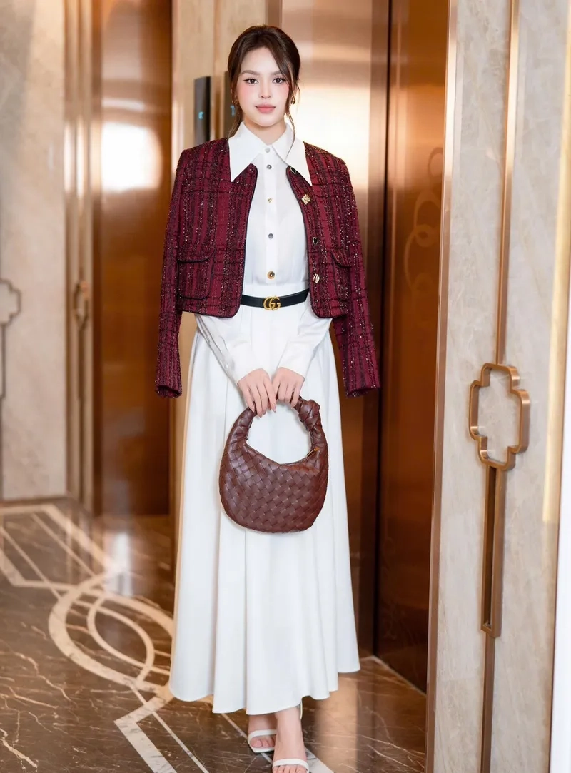 Set phối đồ sang trọng với màu trắng nhã