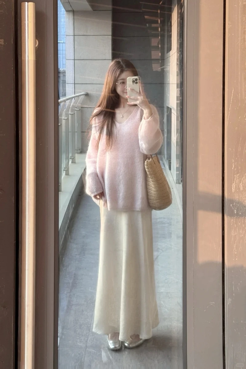 Phong cách hiện đại với chân váy lụa dáng midi