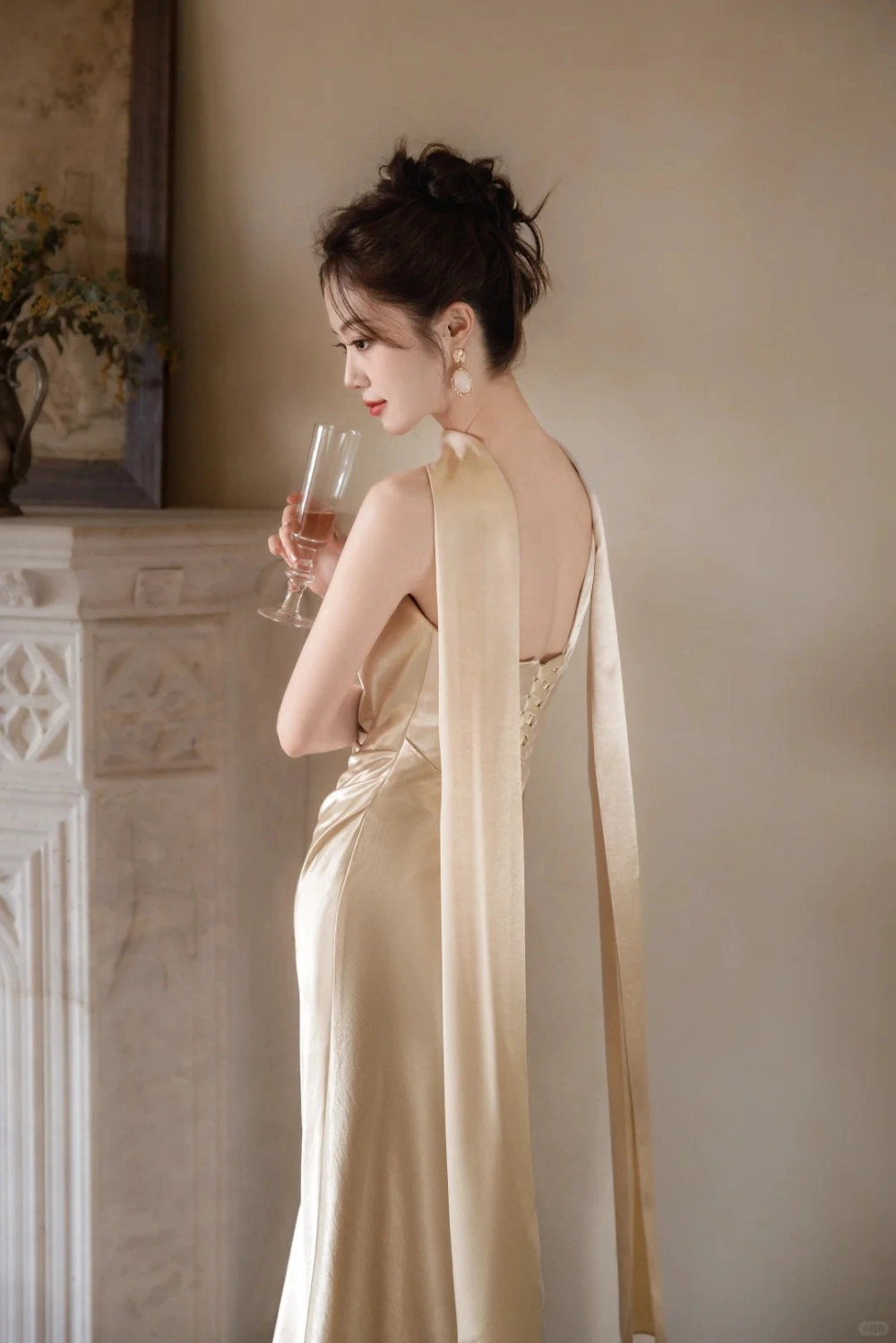 Đầm satin thiết kế tinh xảo tôn dáng hoàn hảo