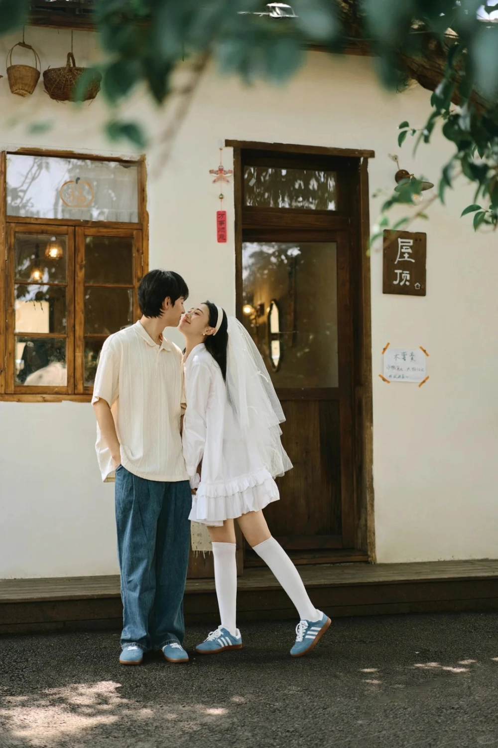 Kinh nghiệm chọn đồ đôi chụp ảnh tết hài hòa về kiểu dáng và màu sắc