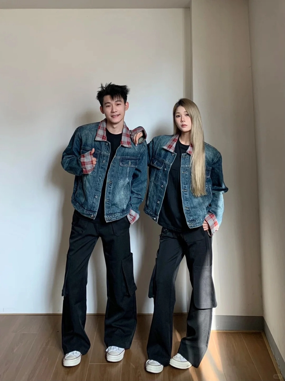 Quần jean cặp ống suông phối cùng giày sneaker trắng