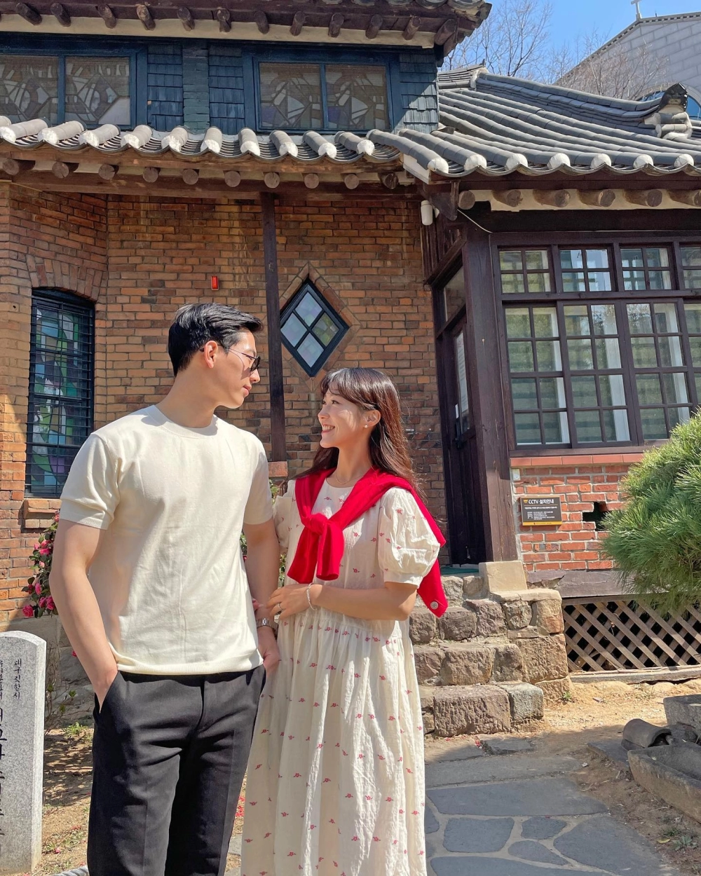 Beachwear couple look phong cách Hàn Quốc ngọt ngào