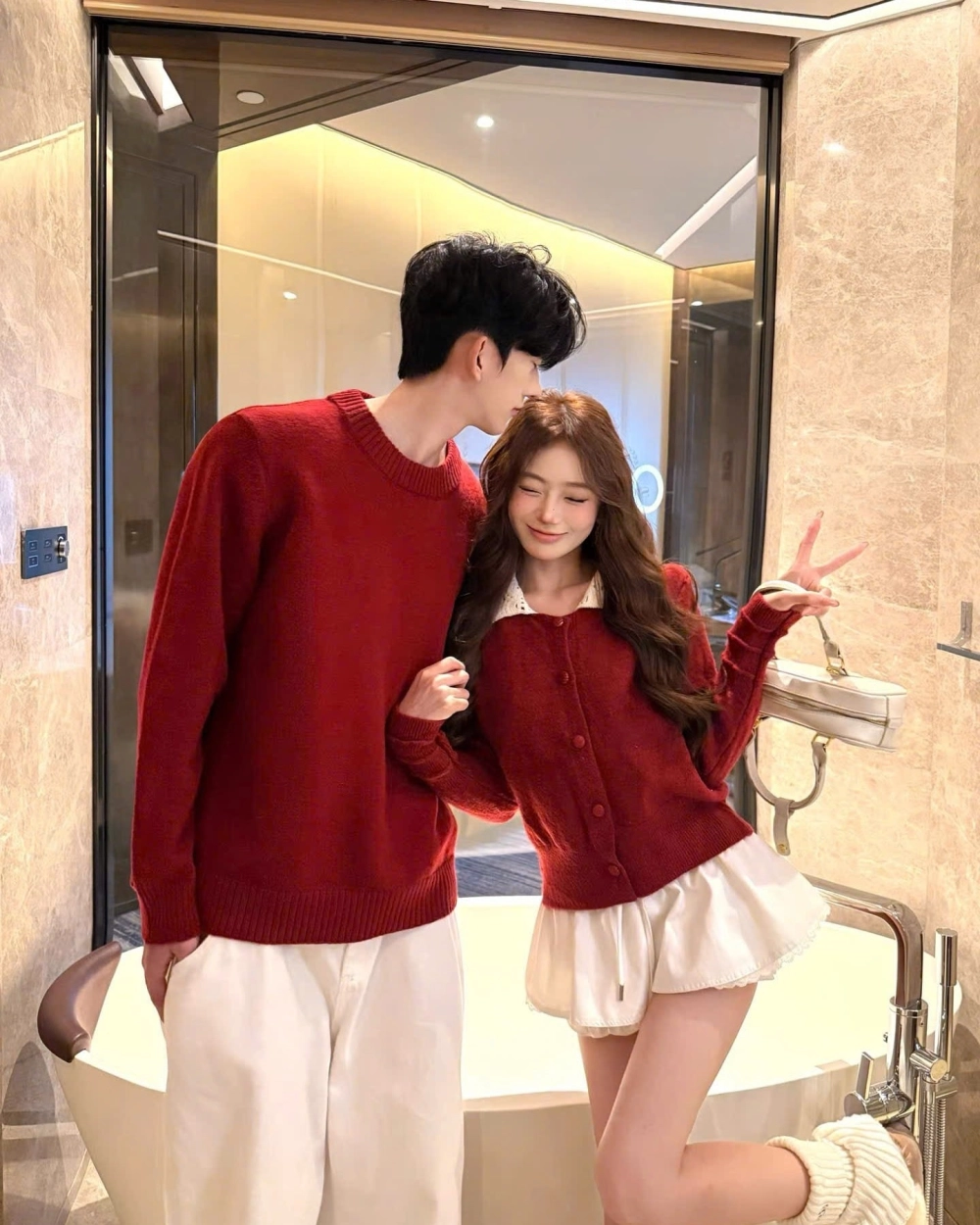 Váy đỏ đôi bạn thân rực rỡ trong khung hình kỷ niệm
