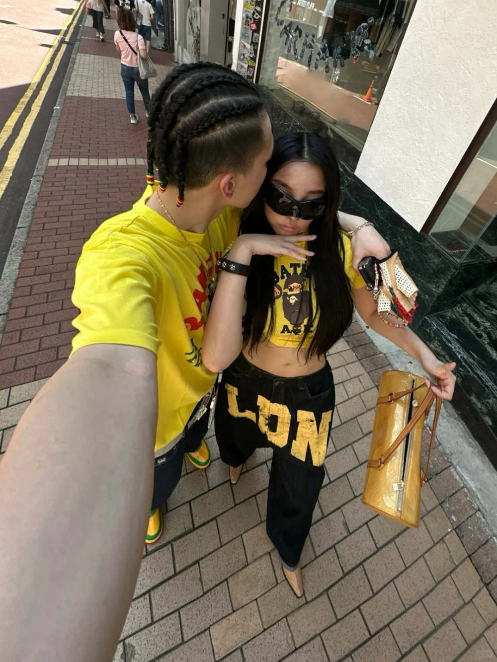 Đồ đôi màu vàng nghệ ấm áp cho mùa thu