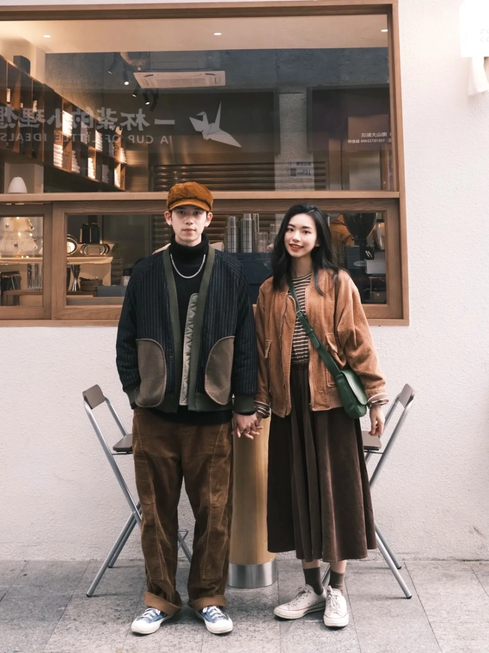 Đồ đôi vintage kết hợp phụ kiện retro tạo điểm nhấn