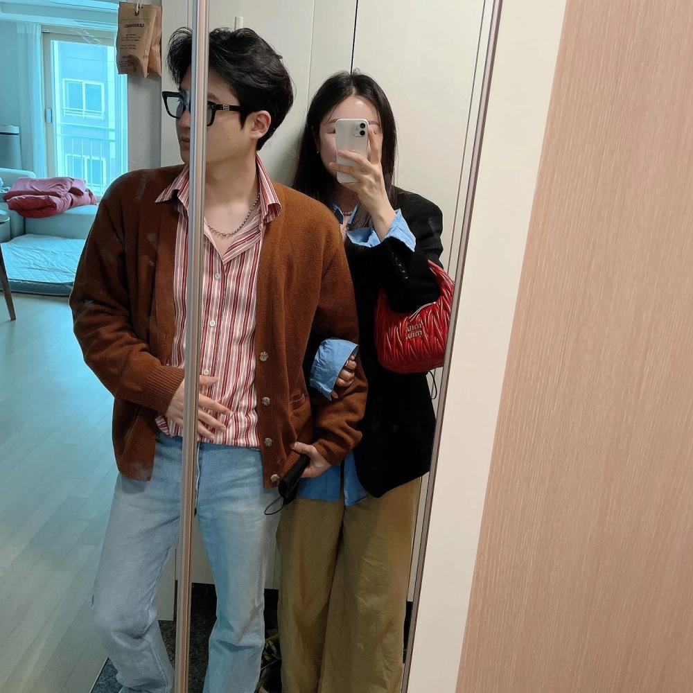 Ảnh đồ đôi vintage đẹp hoài niệm chụp tại góc phố cũ