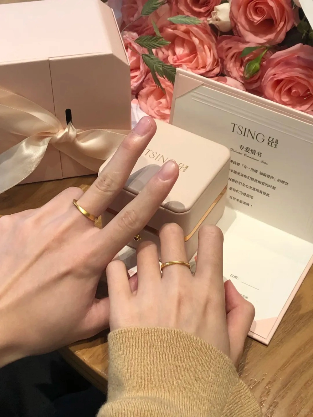 Cặp nhẫn vàng tối giản tinh tế là phụ kiện đồ đôi biểu tượng cho tình yêu vĩnh cửu