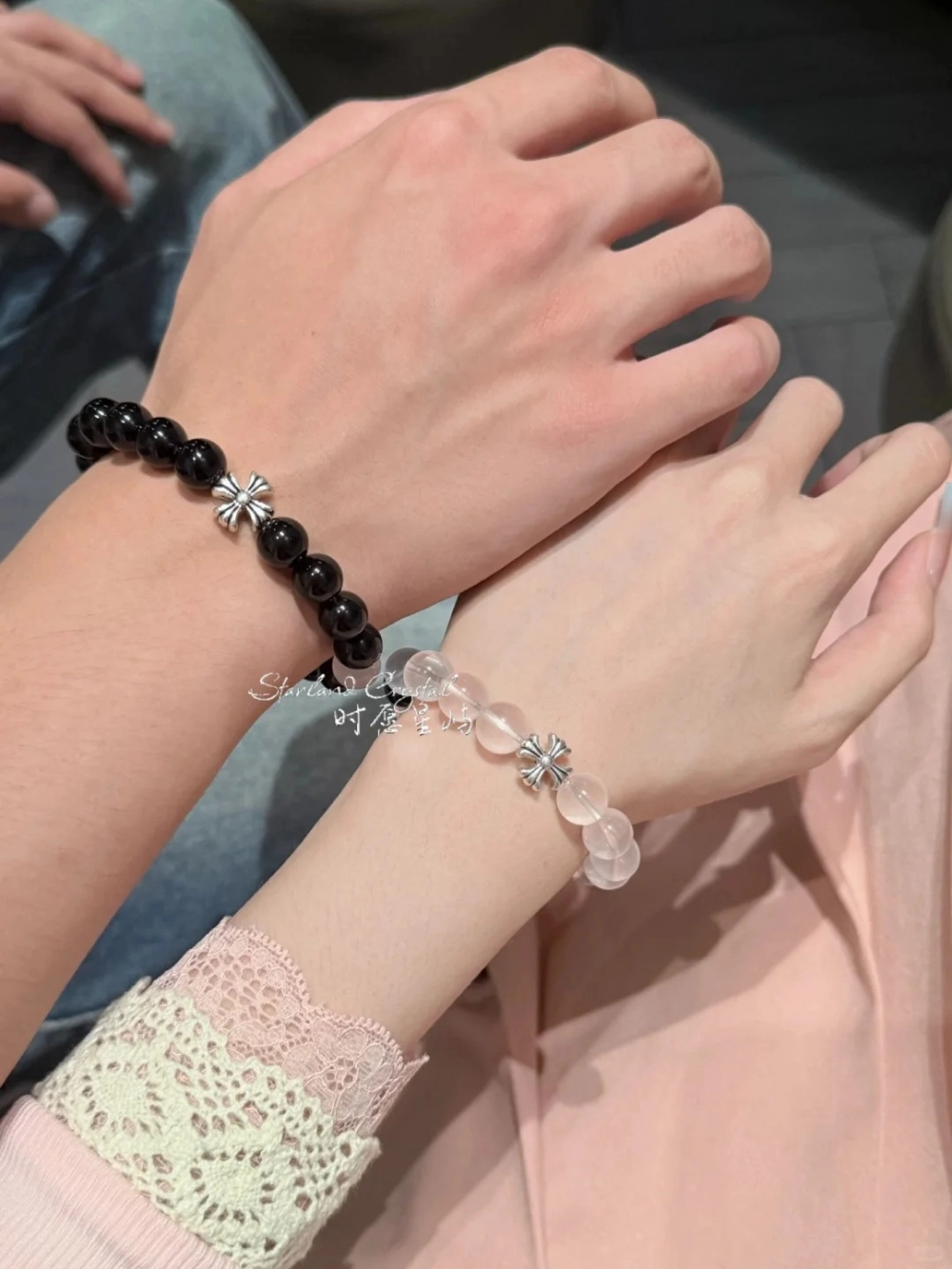 Vòng tay hạt đá phong thủy đính charm thánh giá là phụ kiện đồ đôi mang phong cách cá tính