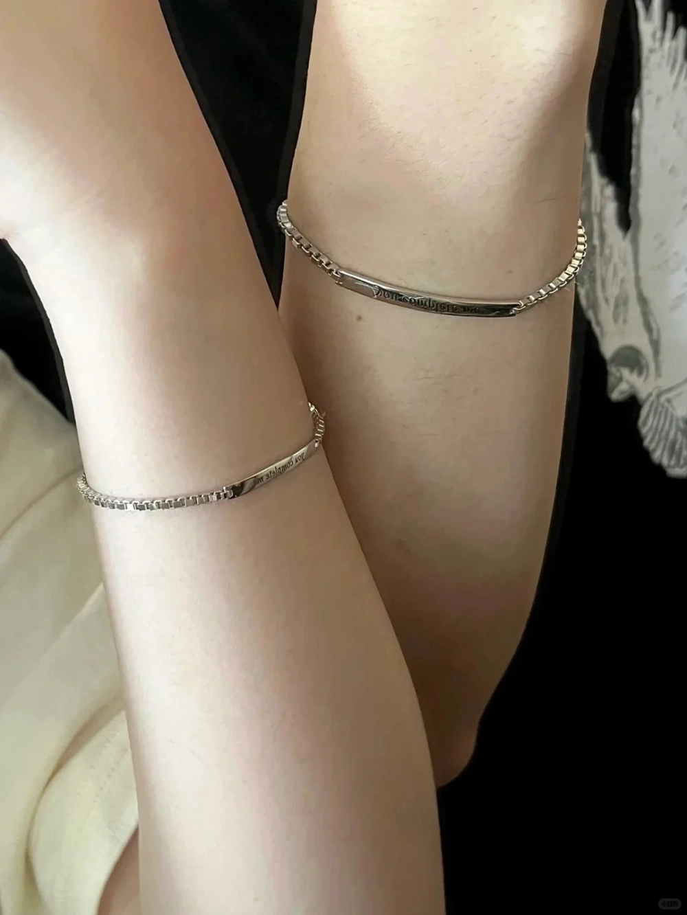 Lắc tay bạc dạng thanh mảnh khắc tên là mẫu phụ kiện đồ đôi đơn giản và thanh lịch