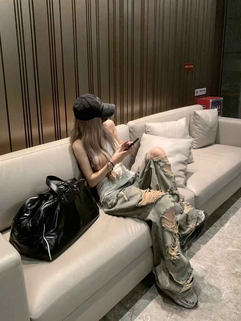 Chất đường phố cùng quần jean rách street style