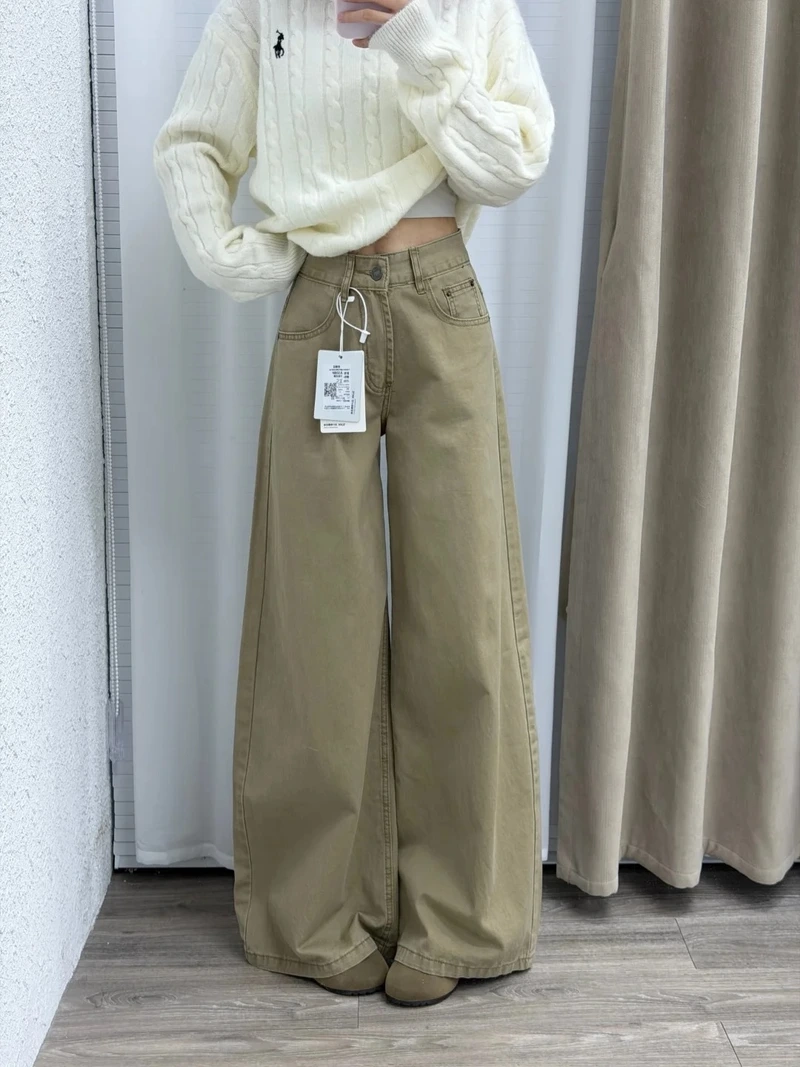 Phom dáng chuẩn nhờ quần kaki ống đứng