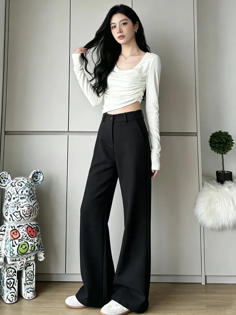 Outfit tối giản thanh lịch với quần tây basic