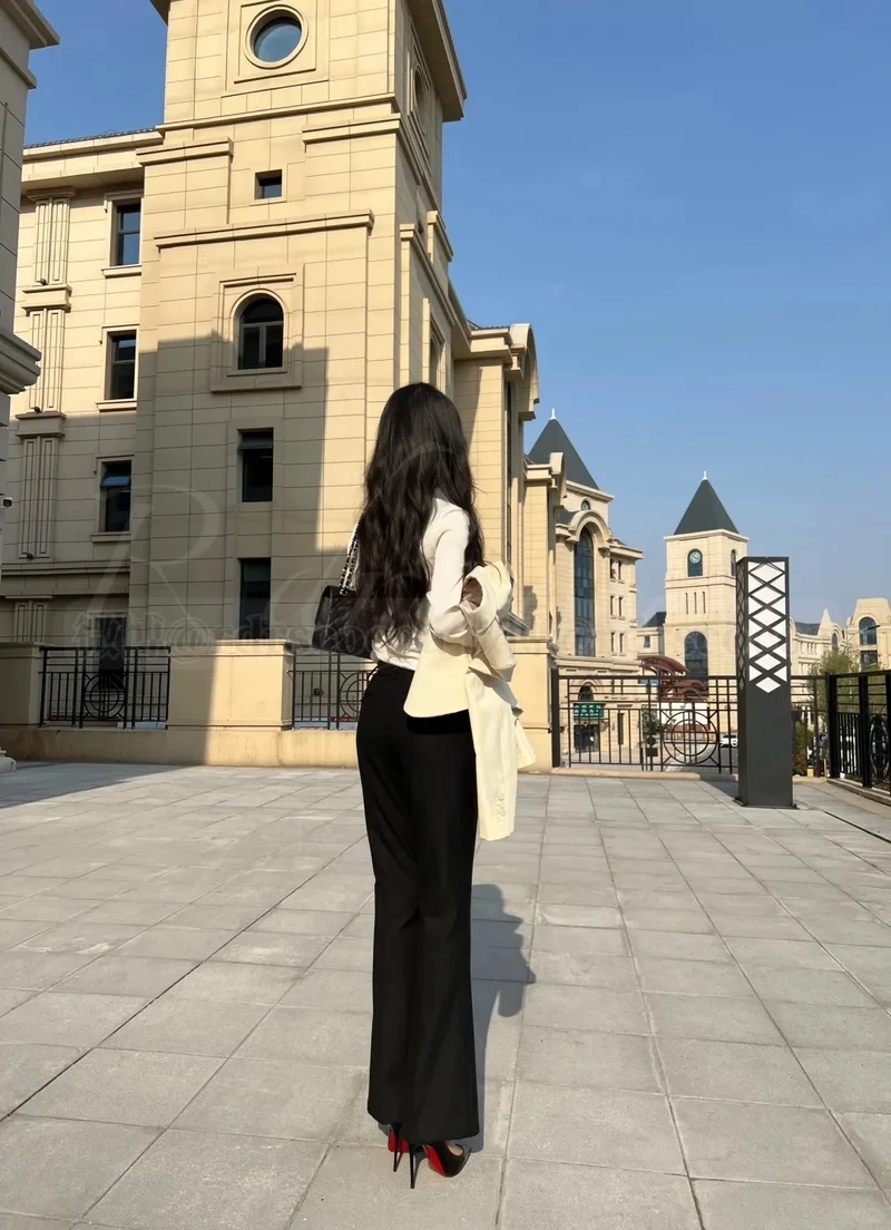 Phong cách tối giản thanh lịch nhờ quần tây phong cách tối giản