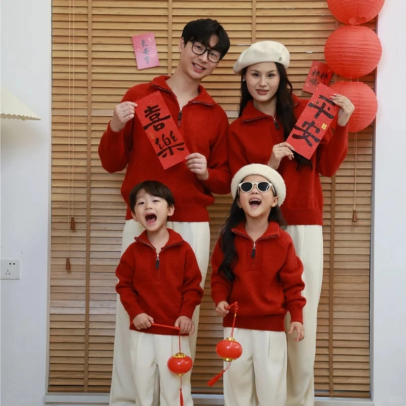 Gia đình ba người diện set đồ gia đình ngày Tết màu đỏ rực rỡ đón xuân