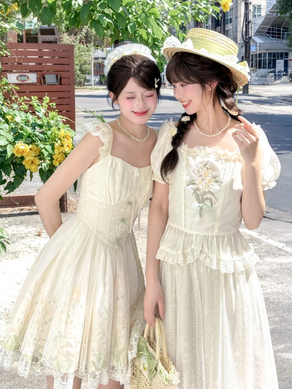Váy đôi chị em gái màu đỏ rực rỡ cho ngày đầu năm