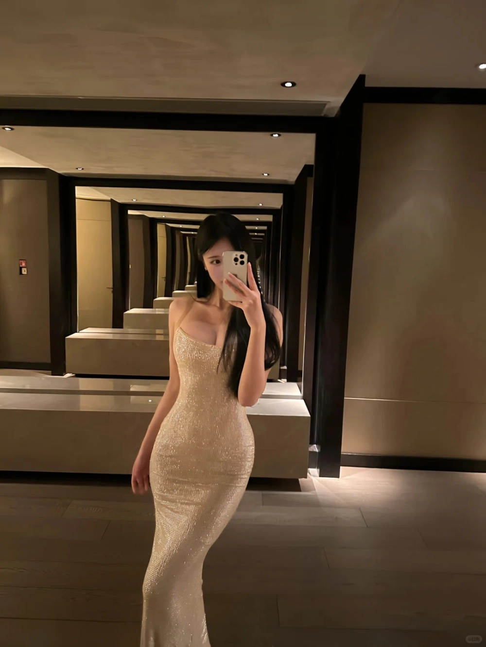 Đầm đính đá rực rỡ cho phong thái quý phái