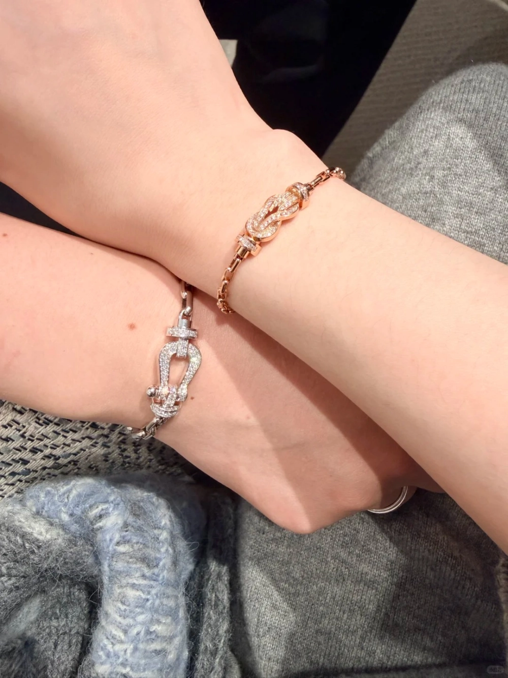 Vòng tay đôi dạng xích đính đá hình thắt nút biểu tượng cho tình yêu vĩnh cửu không tách rời