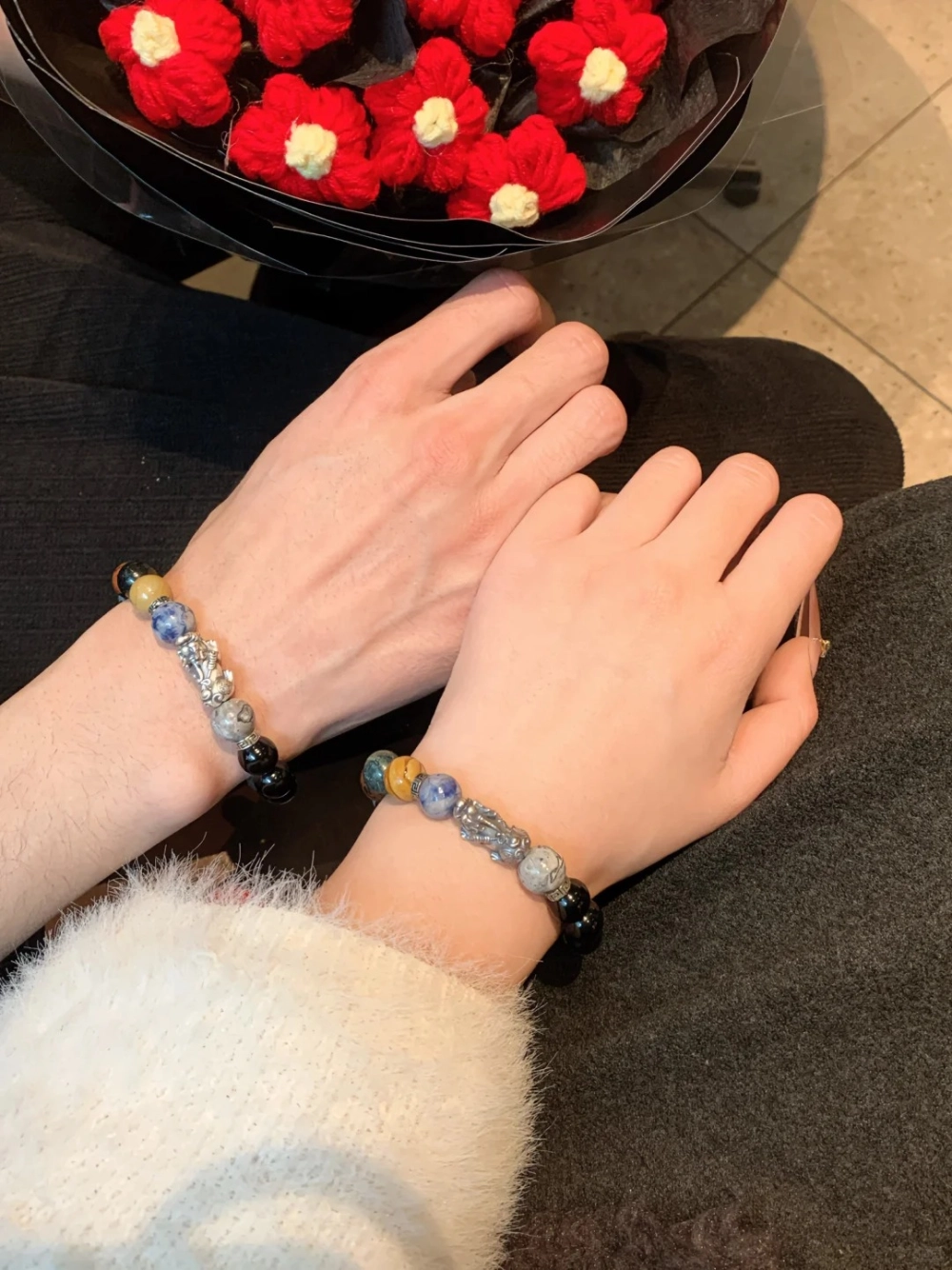 Vòng tay đôi chuỗi hạt đá phối charm tỳ hưu bạc giúp gắn kết tình cảm lứa đôi