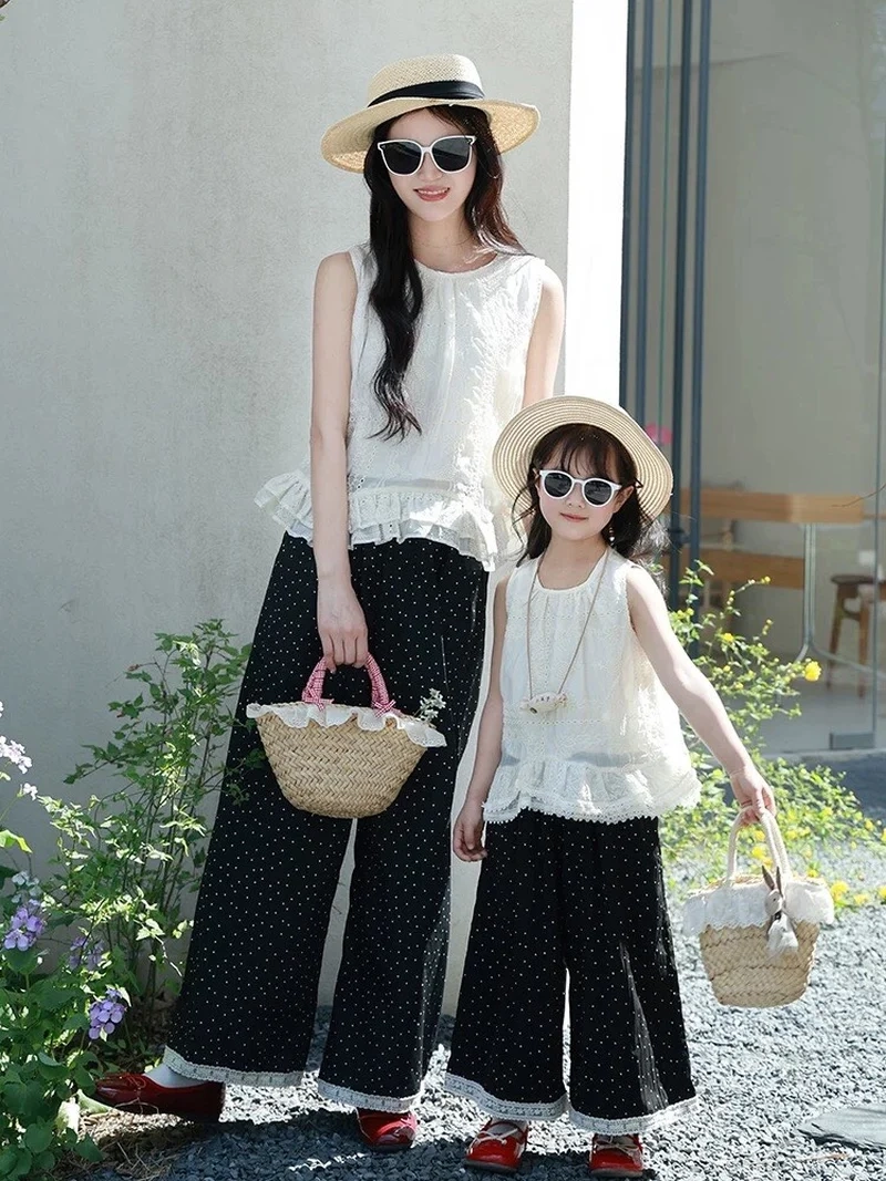 Nhiều mẹ chọn đồng điệu khi Phối đồ đôi mẹ và bé gái diện Tết