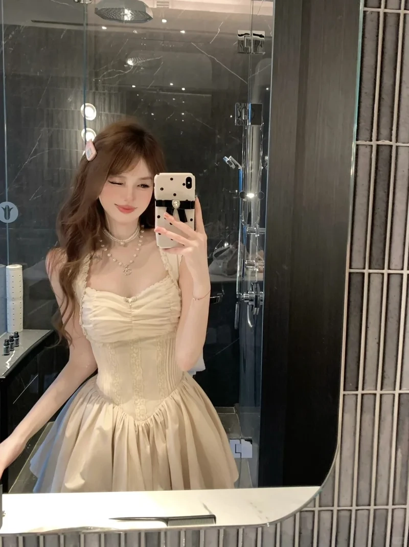 Buổi hẹn hò thêm cuốn hút nhờ Váy corset ôm body hẹn hò