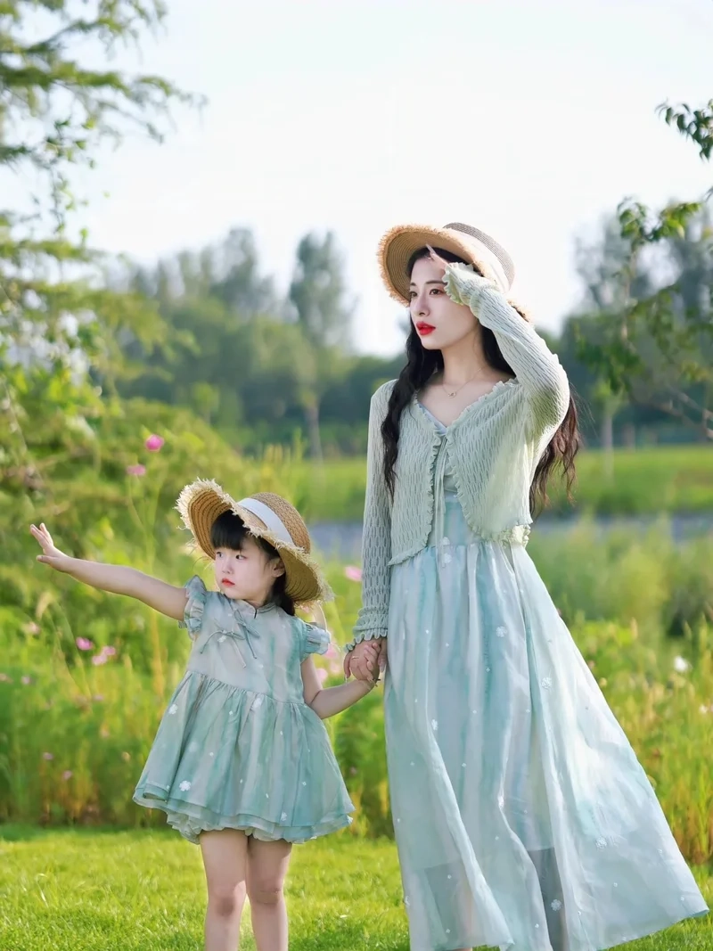 Thiết kế bay bổng của Váy maxi mẹ và bé đi biển maxi